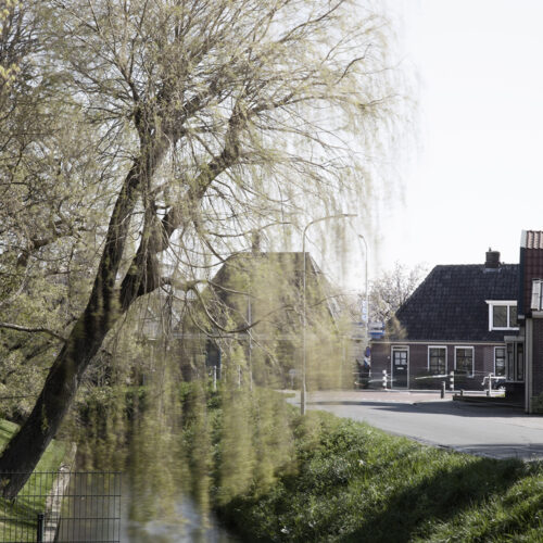 De foto laat de plek zien waar de Spitfire van Jozef Pretkowski is neergekomen. In de oorlog was dit weiland, nu is het bebouwd. Deze foto is uit de serie van Martijn Voorhout Fotografie over de Luchtoorlog