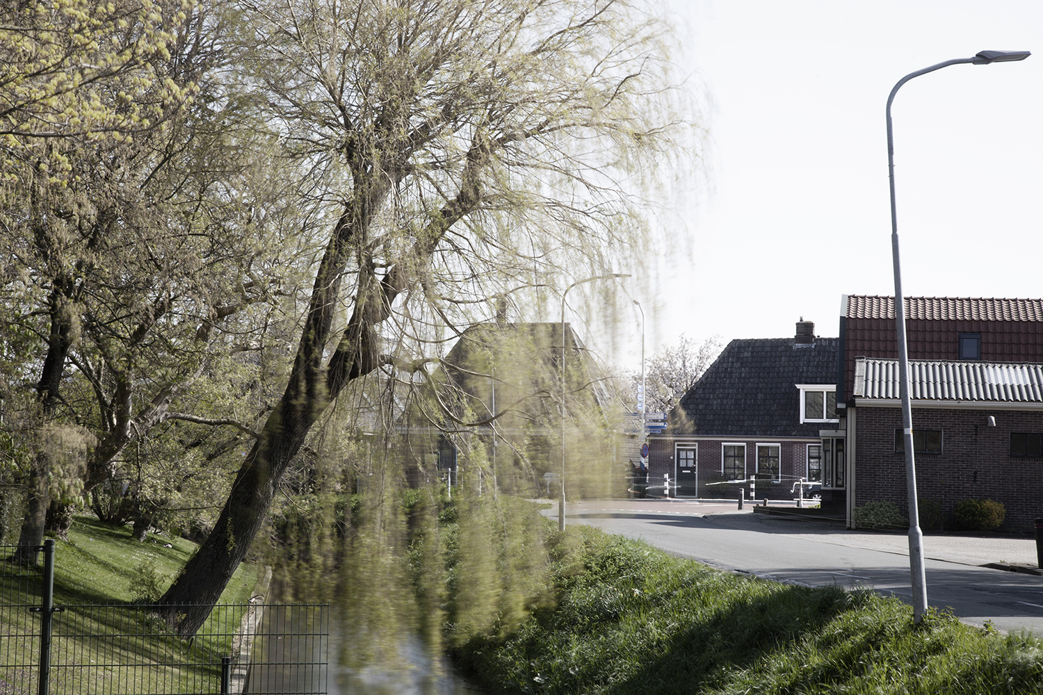 De foto laat de plek zien waar de Spitfire van Jozef Pretkowski is neergekomen. In de oorlog was dit weiland, nu is het bebouwd. 